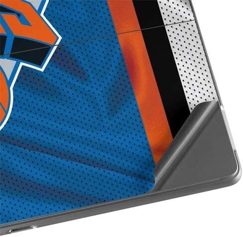 ملصق Skinit للكمبيوتر اللوحي متوافق مع Surface Pro 8 - تصميم جيرسي مرخص رسميًا من NBA New York Knicks Away in Saudi Arabia