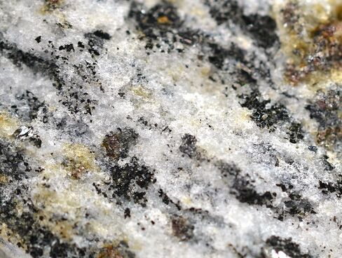 عينة EISCO Biotite Gneiss (الصخور المتحولة)، تقريبًا. 1 بوصة (3 سم) - عبوة من 12 قطعة in Saudi Arabia