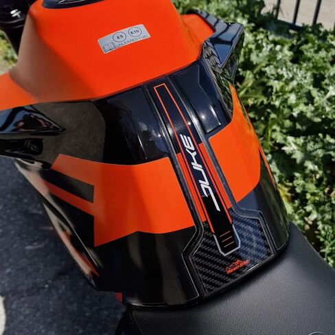ملصقات ثلاثية الأبعاد للدراجات النارية متوافقة مع KTM Duke 790-890 GP - 890 R 2022-2023. واقي الخزان وحماية خزان الوقود من الصدمات والخدوش. ملصقات من الراتنج - صنع في إيطاليا in Saudi Arabia