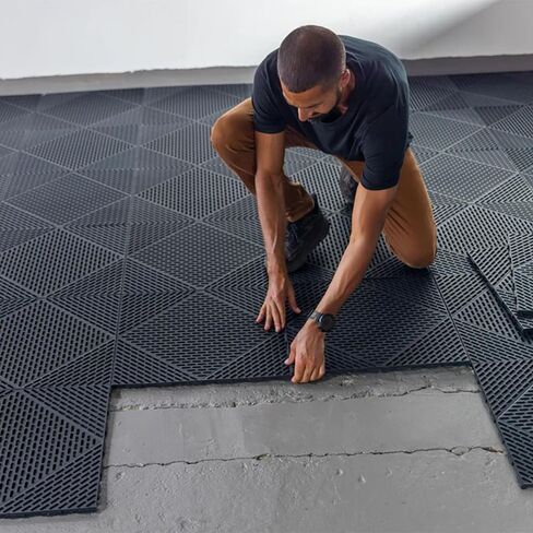 مجموعة من 12 قطعة من بلاط الأرضيات المتشابكة من EasyTile مع تصريف، وسجادات أرضية معيارية غير قابلة للانزلاق للاستخدام في المرآب وورش العمل، مقاس 18 × 18 بوصة، أسود in Kuwait