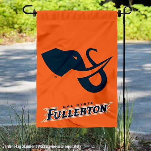 لافتة علم للحديقة تحمل شعار Cal State Fullerton Titans in Saudi Arabia