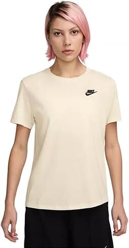 تيشيرت Sportswear Club Essentials NSW للسيدات من نايك، بأكمام قصيرة مطرزة in Saudi Arabia