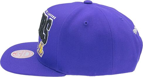 قبعة ميتشل آند نيس شيكاغو بولز 6X NBA Finals Championship Snapback، قبعة قابلة للتعديل باللون الأسود والأحمر in Kuwait