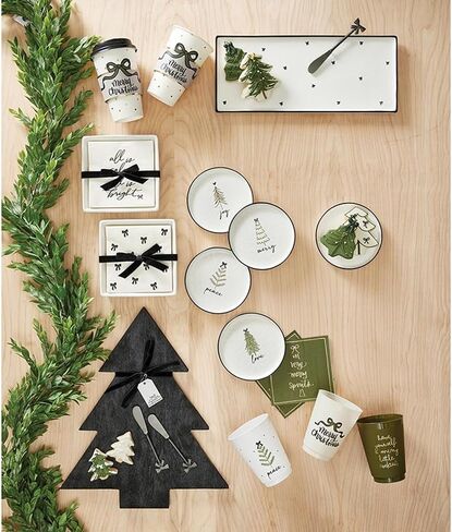 مجموعة هدايا مناديل ورقية لحفلات الكوكتيل من Santa Barbara Design Studio لعيد الميلاد وصينية حامل مناديل سيراميك، مقاس 5.75 بوصة مربعة، كل شيء على شكل فيونكة ساطعة in Kuwait