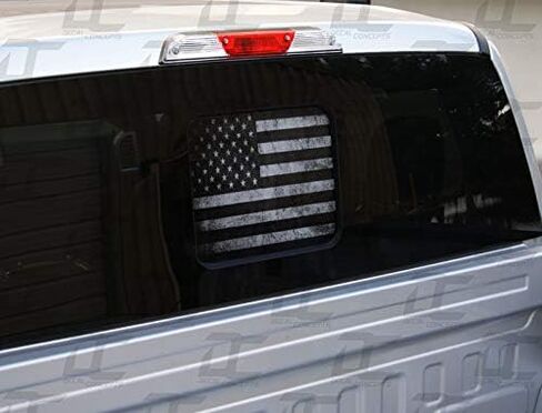 ملصق مائي للنافذة الخلفية للعلم الأمريكي شفاف من خلاله (يناسب F150 2015-2025) (يناسب F250 2017-2025)... (إصدار العلم الأسود والأبيض المتعثر) in Saudi Arabia