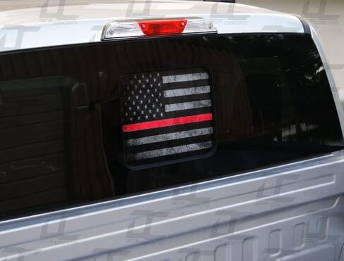 ملصق مائي للنافذة الخلفية للعلم الأمريكي شفاف من خلاله (يناسب F150 2015-2025) (يناسب F250 2017-2025)... (إصدار العلم الأسود والأبيض المتعثر) in Kuwait