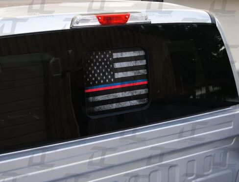 ملصق مائي للنافذة الخلفية للعلم الأمريكي شفاف من خلاله (يناسب F150 2015-2025) (يناسب F250 2017-2025)... (إصدار العلم الأسود والأبيض المتعثر) in Kuwait