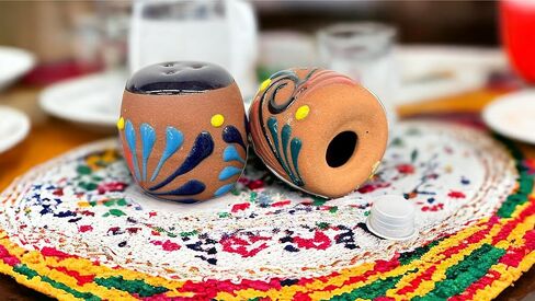 ميس جاريتوس المكسيكي الحرفي الطين الملح والفلفل الهزازات، أرتيسانيا سالروس دي بارو ميكسيكانوس. (مجموعة من 2) (ساليرو باريل) in Kuwait