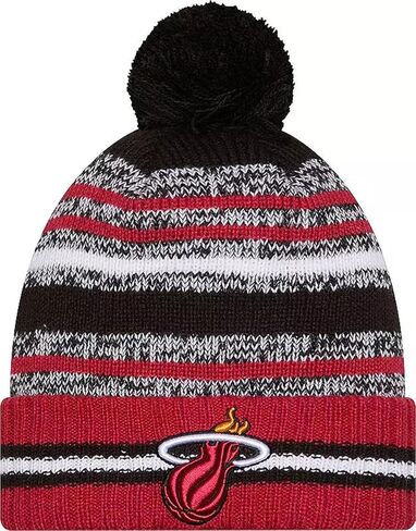 New Era Sideline Sport مخططة بأساور قبعة صغيرة بوم - قبعة NBA Cheer Winter Knit Toque in Kuwait