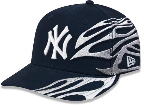 قبعة New Era NY New York Yankees 9FIFTY ذات مظهر منخفض لهب مطرزة، قبعة قابلة للتعديل باللون الأزرق الداكن والفضي in Kuwait