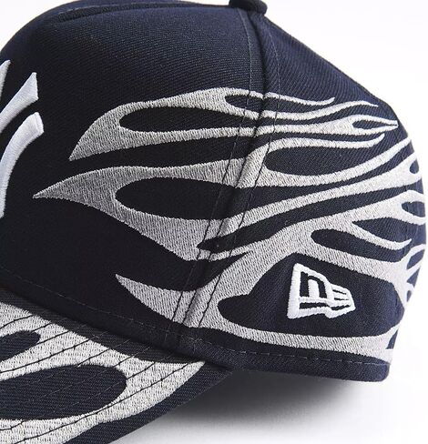 قبعة New Era NY New York Yankees 9FIFTY ذات مظهر منخفض لهب مطرزة، قبعة قابلة للتعديل باللون الأزرق الداكن والفضي in Kuwait