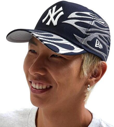 قبعة New Era NY New York Yankees 9FIFTY ذات مظهر منخفض لهب مطرزة، قبعة قابلة للتعديل باللون الأزرق الداكن والفضي in Kuwait
