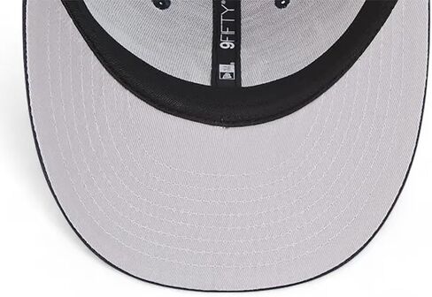 قبعة New Era NY New York Yankees 9FIFTY ذات مظهر منخفض لهب مطرزة، قبعة قابلة للتعديل باللون الأزرق الداكن والفضي in Kuwait