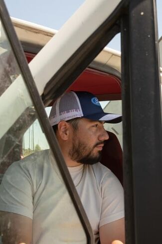 قبعة Ford Trucker للرجال - قبعة بيسبول ذات الشعار الرسمي، مشبك خلفي شبكي، قابل للتعديل، أزرق داكن/أبيض in Kuwait