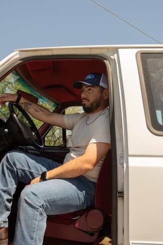 قبعة Ford Trucker للرجال - قبعة بيسبول ذات الشعار الرسمي، مشبك خلفي شبكي، قابل للتعديل، أزرق داكن/أبيض in Kuwait
