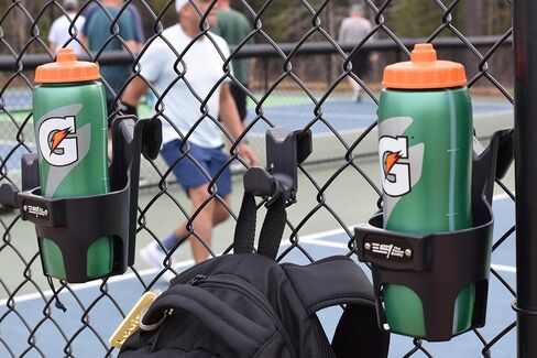 Chain Link Fence Hook for Sports Bags with Paracord Lanyard – Heavy-Duty Fence Hanger for Baseball, Softball, Tennis & Pickleball Bags in Kuwait