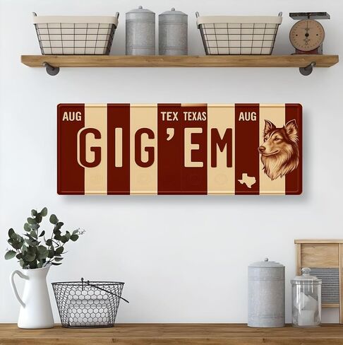 لافتة لوحة ترخيص Texas A&M Aggies Gig Em - لوحة فنية جدارية معدنية مقاس 16 × 6 بوصة من الألومنيوم - أبيض كستنائي - ديكور غرفة النوم في كهف مروحة SEC - مقاومة للأشعة فوق البنفسجية جاهزة للتعليق على جدار الكلية in Kuwait