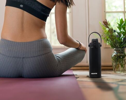 زجاجة مياه رياضية Aquatix جديدة (أسود، 21 أونصة) مصنوعة من الفولاذ المقاوم للصدأ النقي بجدار مزدوج ومعزولة بتفريغ الهواء، غطاء علوي قابل للطي مريح مع مقبض حزام قابل للإزالة - تحافظ على المشروبات باردة 24 ساعة/ساخنة 6 ساعات in Kuwait