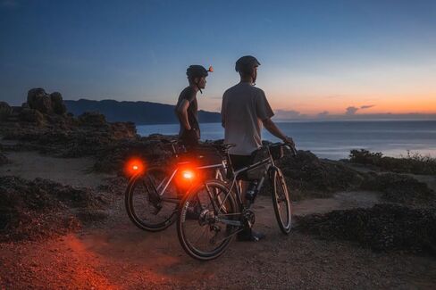 Topeak Rack RedLite 60 - ضوء دراجة خلفي مثبت على حامل مع مستشعر فرامل، تشغيل/إيقاف تلقائي، COB LED، قابل لإعادة الشحن عبر USB-C، مقاوم للماء IPX6، 60 لومن، حامل مغناطيسي، متوافق مع سلسلة TetraRack (TMS120) in Kuwait