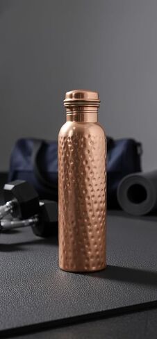 زجاجة مياه من النحاس النقي سعة 34oz - وعاء أيورفيدي مطروق مع غطاء مانع للتسرب - حاوية شرب كبيرة مصنوعة يدويًا للأيورفيدا in Kuwait