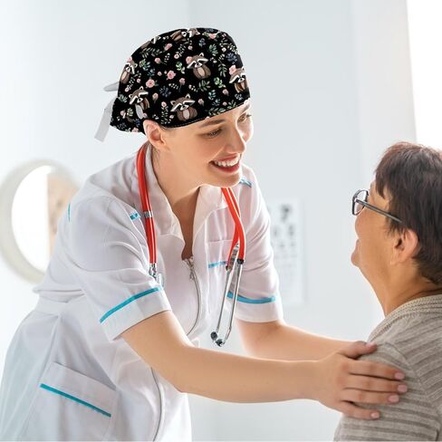 قبعات فرك للنساء، قبعات جراحية للنساء مع حقيبة ذيل حصان وأزرار، قبعات ممرضة منتفخة مع ربطة عنق للشعر الطويل، نبات الورد الوردي الراكون على خلفية داكنة in Kuwait