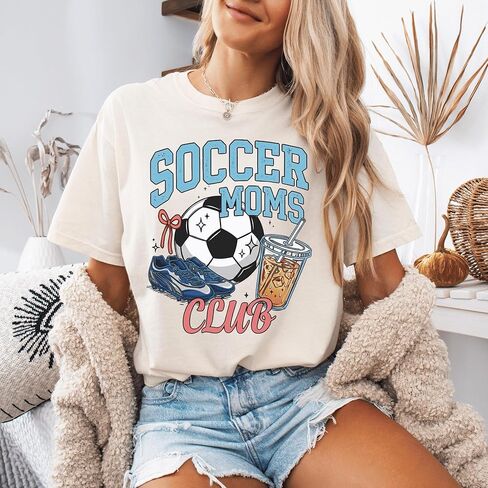 قميص نادي Soccer Moms، تي شيرت برسومات Soccer Mom، قميص Game Day Soccer Mom، تي شيرت لطيف لكرة القدم Mom، قميص الأم الرياضية in Kuwait