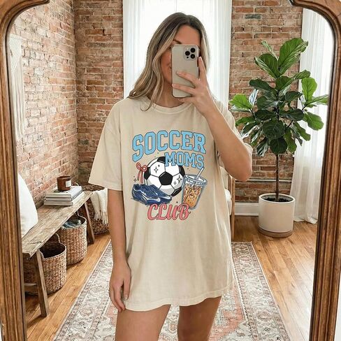 قميص نادي Soccer Moms، تي شيرت برسومات Soccer Mom، قميص Game Day Soccer Mom، تي شيرت لطيف لكرة القدم Mom، قميص الأم الرياضية in Kuwait