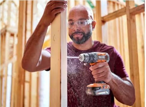 RIDGID 18V اللاسلكي 1/2 بوصة. طقم مثقاب مطرقي/مفك مع بطارية 2.0 أمبير وشاحن (متجدد) in Kuwait