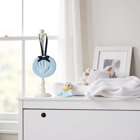 Pearhead Babyprints Christmas Ornament ، أول تذكار لعطلة عيد الميلاد للطفل ، أو مجموعة من طين الصناديق أو البصات المواليد الجدد ، والبصمة الطينية ، والانطباع الطين غير المبتسم ، هدية عيد الميلاد المحايدة بين الجنسين in Saudi Arabia