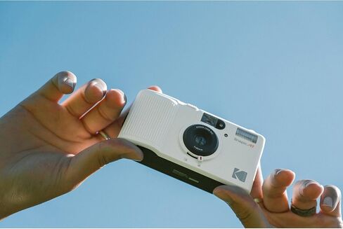 كاميرا فيلم Kodak Snapic A1 مقاس 35 مم (أبيض عاجي) مع لفة من فيلم ذهبي 200 وبطاريات وحزمة قماش للتنظيف من الألياف الدقيقة in Kuwait