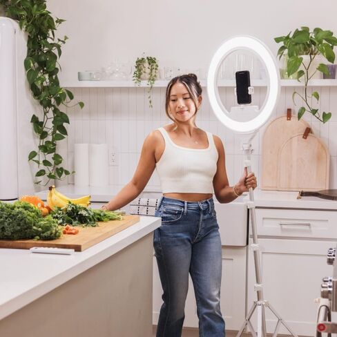 Lume Cube Ring Light Pro | إضاءة احترافية لاسلكية للتصوير الفوتوغرافي والبث المباشر والفيديو | لون وسطوع قابل للتعديل | يشتمل على حامل ثلاثي القوائم قوي ومحمول وحقيبة حمل مبطنة in Kuwait
