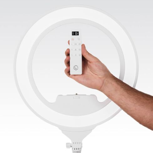 Lume Cube Ring Light Pro | إضاءة احترافية لاسلكية للتصوير الفوتوغرافي والبث المباشر والفيديو | لون وسطوع قابل للتعديل | يشتمل على حامل ثلاثي القوائم قوي ومحمول وحقيبة حمل مبطنة in Kuwait