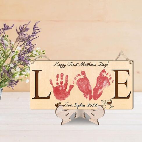 لوحة لافتة خشبية لعيد الأم الأول من Love Happy، علامة بصمة يد لعيد الأم الأول للطفل DIY، حرفة فنية بارزة، هدايا تذكارية للأم الجديدة، الأب، الطفل حديث الولادة، دعامة للصور in Kuwait