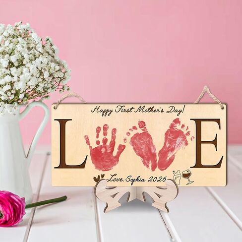 لوحة لافتة خشبية لعيد الأم الأول من Love Happy، علامة بصمة يد لعيد الأم الأول للطفل DIY، حرفة فنية بارزة، هدايا تذكارية للأم الجديدة، الأب، الطفل حديث الولادة، دعامة للصور in Kuwait