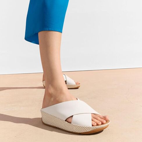حذاء FitFlop النسائي من الجلد المنسوج من الجلد LULU Lux - صنادل سهلة الارتداء مع بطانة ودعم للقوس ونعل خارجي للإمساك in Kuwait