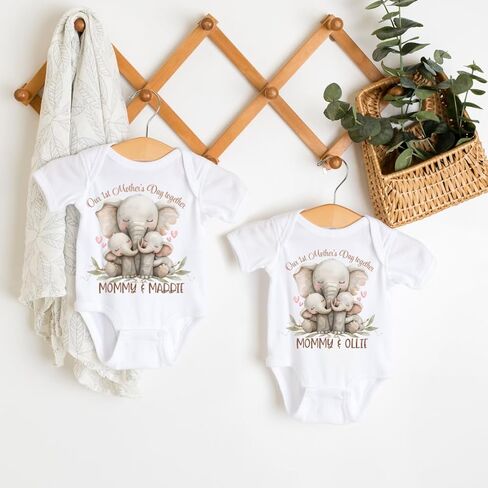 Twin Mom، زي عيد أمهاتنا الأول معًا لعام 2025 للأم والطفل، هدايا عيد الأم الأولى للأم التوأم الجديدة، والزوجة، والصديقة، والابنة. طفل رضيع، طفلة التوأم الأم وأنا ملابس متطابقة. الفيل in Kuwait