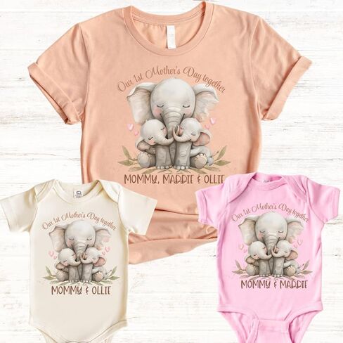 Twin Mom، زي عيد أمهاتنا الأول معًا لعام 2025 للأم والطفل، هدايا عيد الأم الأولى للأم التوأم الجديدة، والزوجة، والصديقة، والابنة. طفل رضيع، طفلة التوأم الأم وأنا ملابس متطابقة. الفيل in Kuwait
