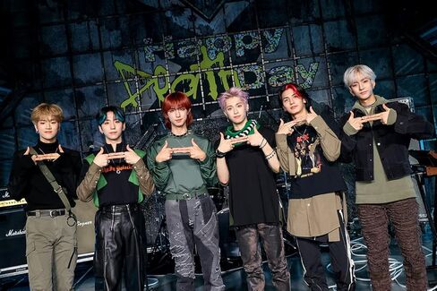 Xdinary Heroes Hello, World! 1st Mini Album TUTORIAL SESSION Version CD+88p PhotoBook+1p PhotoCard+1p Folding PhotoCard+1ea Pop-up Card+1ea Hologram Sticker+Tracking Sealed in Kuwait