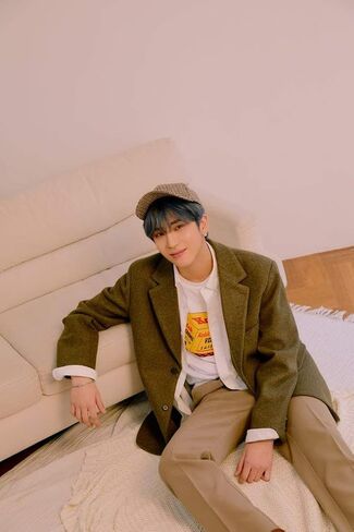 الألبوم الصغير الرابع D-Crunch Daydream CD+92p PhotoBook+1p PhotoCard+8p بطاقة بريدية+1p ملصق+مجموعة بطاقة PhotoCard للرسالة+تتبع Kpop مختوم in Kuwait