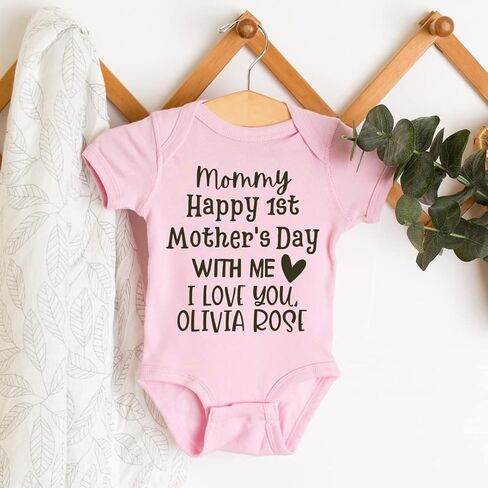 Mommys First Mothers Day Onesie، Happy 1st Mother's Day Onesie With Me، Baby Boy أو Girl Outfit، هدايا شخصية للأم، هدية للأم الجديدة. in Kuwait