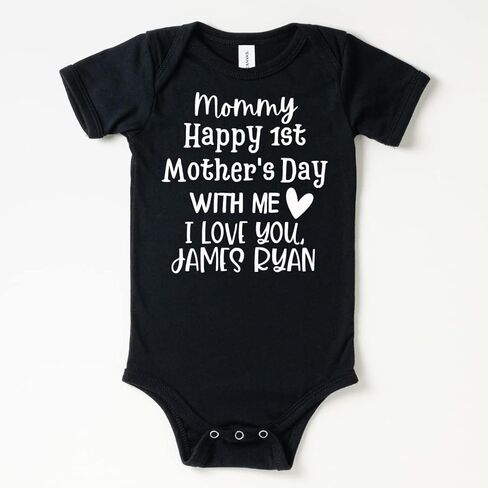 Mommys First Mothers Day Onesie، Happy 1st Mother's Day Onesie With Me، Baby Boy أو Girl Outfit، هدايا شخصية للأم، هدية للأم الجديدة. in Kuwait