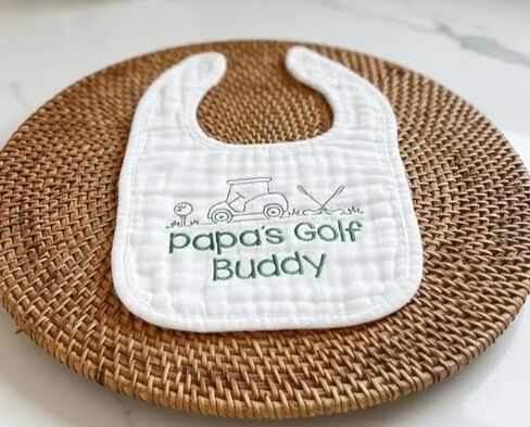 مريلة الأطفال من Papa's Golf، مريلة من الموسلين بطابع الجولف مع إغلاق سريع قابل للتعديل، باللون الأبيض الفاتح، مقاس 8x8 بوصة، مطرزة يدويًا in Kuwait