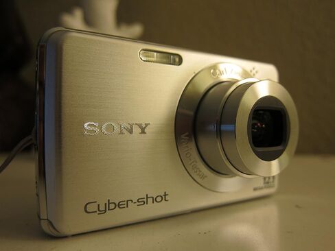 كاميرا سوني سايبر شوت DSC-W220 الرقمية بدقة 12.1 ميجابكسل مع تكبير بصري 4x مع تثبيت صورة ثابت للغاية (فضي) in Kuwait