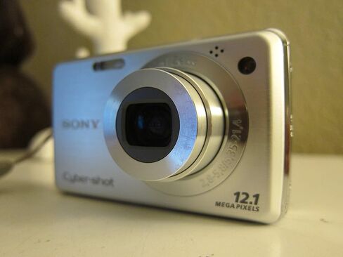 كاميرا سوني سايبر شوت DSC-W220 الرقمية بدقة 12.1 ميجابكسل مع تكبير بصري 4x مع تثبيت صورة ثابت للغاية (فضي) in Kuwait