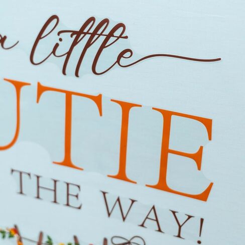 ملصق حائط A Little Cutie is On The Way - ملصقات ديكورات حفلات استقبال المولود الجديد، ملصقات حائط لمستلزمات الحفلات التي تكشف عن الجنس، ديكور حائط بخلفية قوس البالون، ملصق لافتة فطيرة لطيفة in Kuwait