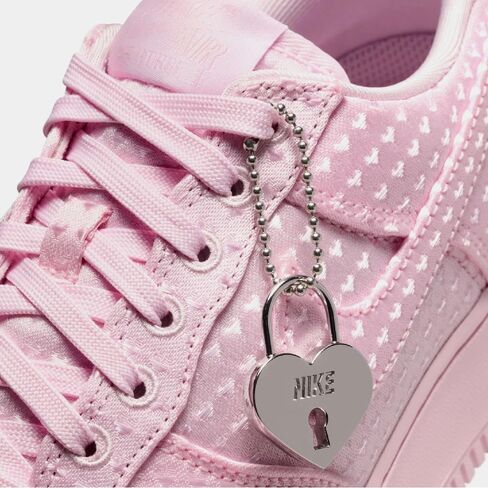 حذاء Air Force 1 Low SE Valentine Day Locket للسيدات لايف ستايل (إسفنج وردي/إسفنج وردي/أسود) in Kuwait