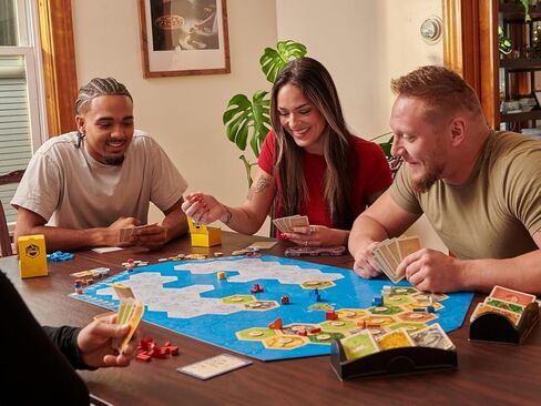 توسيع لعبة CATAN Explorers & Pirates Board (الإصدار السادس) انطلق في مغامرات جديدة، لعبة إستراتيجية للأطفال والكبار، للأعمار من 12 عامًا فما فوق، 3-4 لاعبين، وقت لعب 90 دقيقة، من إنتاج Catan Studio in Kuwait