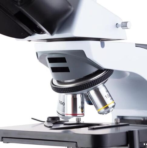 مجهر مركب بيولوجي ثلاثي العينيات من سلسلة AmScope T750 - تكبير 40X-1000X، بصريات لا متناهية - إضاءة هالوجين كوهلر 30 وات، مرحلة ميكانيكية ثلاثية الأبعاد، درجة المختبر in Kuwait
