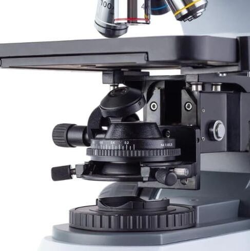 مجهر مركب بيولوجي ثلاثي العينيات من سلسلة AmScope T750 - تكبير 40X-1000X، بصريات لا متناهية - إضاءة هالوجين كوهلر 30 وات، مرحلة ميكانيكية ثلاثية الأبعاد، درجة المختبر in Kuwait