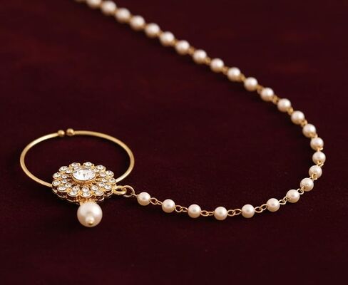 I Jewels خاتم أنف زفاف هندي مطلي بالذهب عيار 18 قيراط من بوليوود العرقي / ناث بدون ثقب مع سلسلة لؤلؤ مغطاة بحجر اللؤلؤ للنساء/الفتيات (NL38) in Saudi Arabia